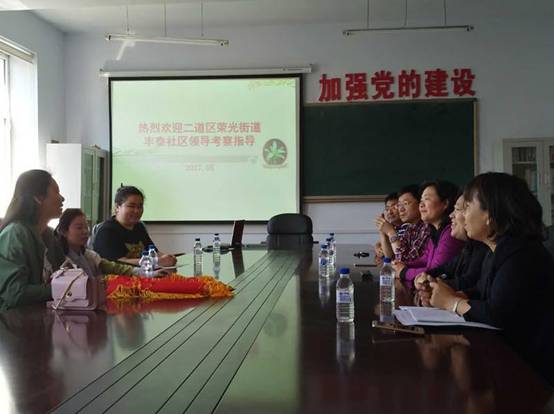 说明: D:\政法学院教学管理-新\重要照片不能删\单位照片\2016-2017学年第二学期\20170524二道区荣光街道丰泰社区送锦旗\37851480446477878.jpg